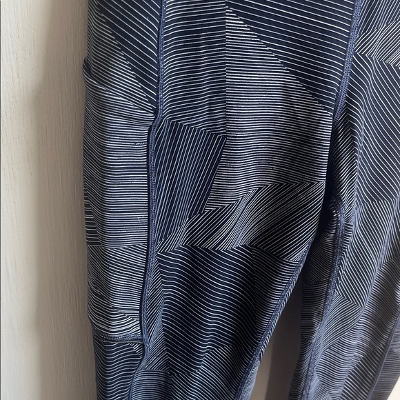 lululemon athletica blue Geometric Leggings size 6 - Picture 5 of 5